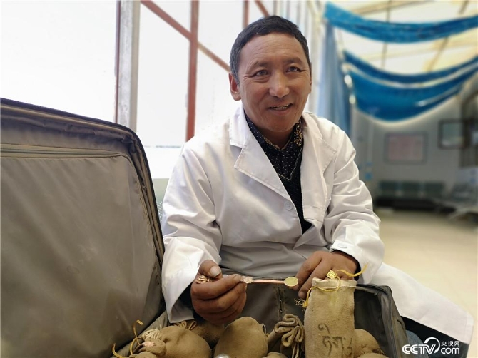 南杰次仁，甲崗村村醫(yī)。黨齡21年。（何川 攝）