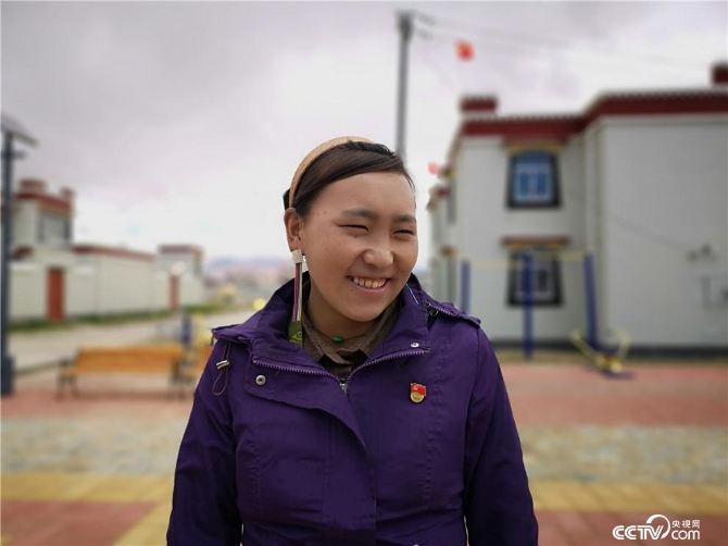 甲崗村婦女主任加參桑姆。（何川 攝）