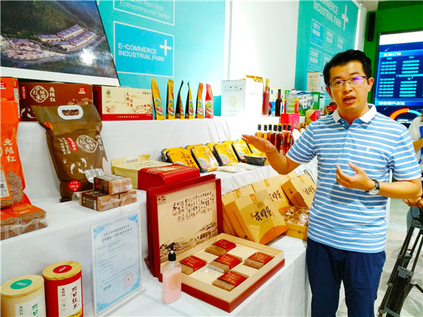 李曉明介紹電商平臺銷售情況。記者江楓 攝