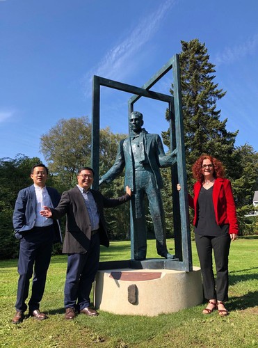 中國丹麥兩國藝術(shù)家為《辛德貝格》塑像 1