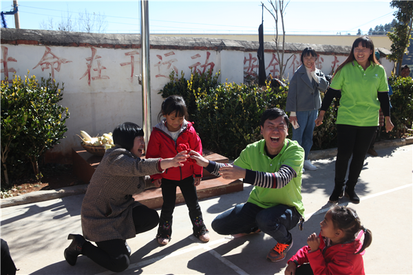 愛心衣櫥志愿者與孩子一起游戲