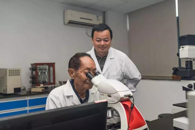 “袁三代”吳?。簣允靥镩g的“稻草人”