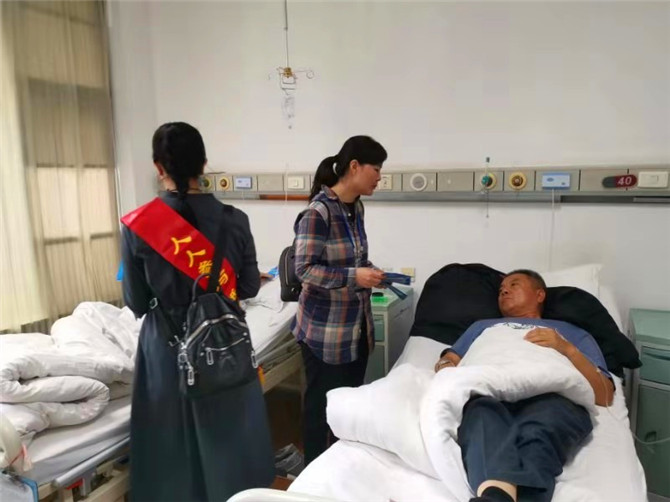 工作人員到病房宣傳醫(yī)保知識