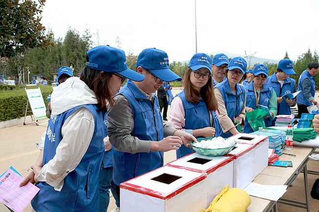 按乒乓球上的垃圾標(biāo)簽，投入到正確的分類箱中。_副本
