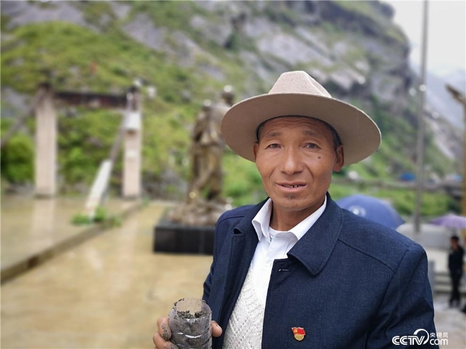 吉隆縣宗嘎鎮(zhèn)夏村黨支部書記貴桑。（何川 攝）