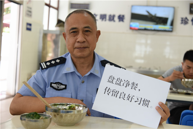 就餐民警展示宣傳標(biāo)語。供圖