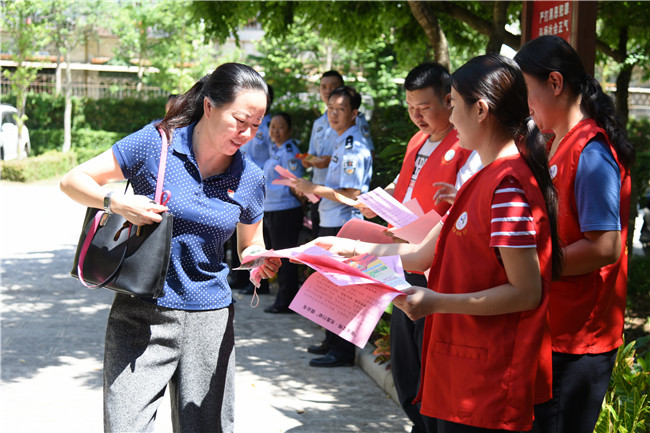 志愿者發(fā)放“光盤行動”宣傳單。供圖