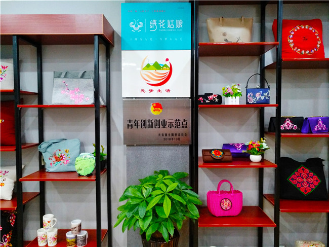 元陽青年創(chuàng)新創(chuàng)業(yè)示范點(diǎn)里面的各種繡品，很美觀。記者江楓 攝