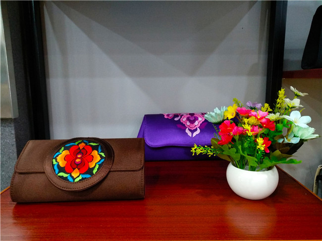 兼具民族特色和時尚元素的繡品。記者江楓 攝