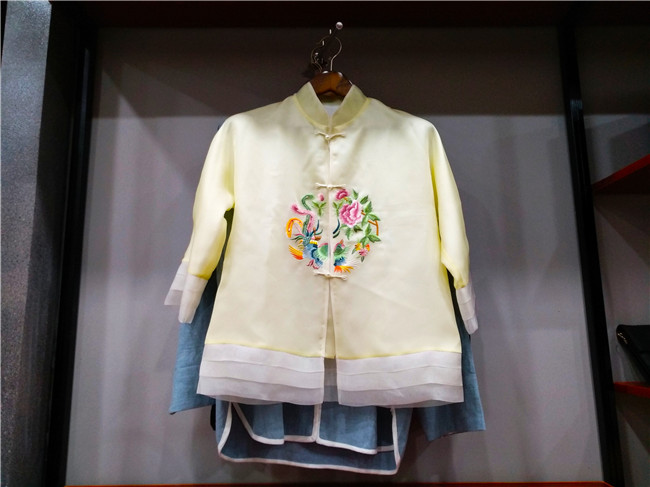 時尚感更為突出的民族服飾。記者江楓 攝