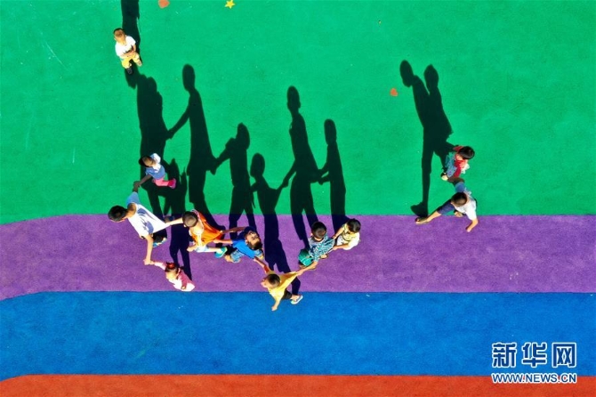 （在習(xí)近平新時(shí)代中國特色社會主義思想指引下——新時(shí)代新作為新篇章·總書記關(guān)心的百姓身邊事·圖文互動）（3）特別的愛，給特別的你——特殊教育的別樣風(fēng)景