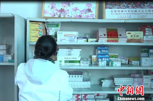 圖為嘎宗卓瑪正在醫(yī)務(wù)室取藥。