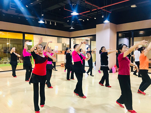 _圖5 彩云社區(qū)民族歌舞2班的學(xué)員們正在上課。