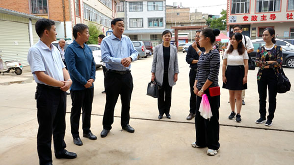 圖1 調(diào)研組一行來到呈貢區(qū)老年大學(xué)下莊社區(qū)分校教學(xué)點了解情況。