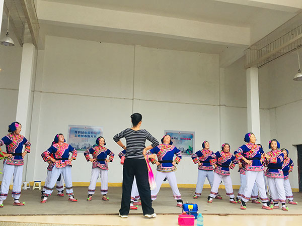 圖2 下莊社區(qū)花燈歌舞2班正在上課。