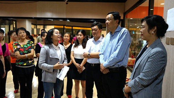 圖4 調(diào)研組一行來到彩云社區(qū)分校教學(xué)點了解情況。