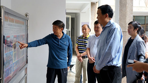 圖6 調(diào)研組來到呈貢區(qū)老年大學(xué)進行參觀。