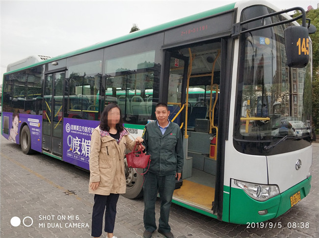 乘客領(lǐng)回失物（公交駕駛員拾到手提包及時歸還乘客）