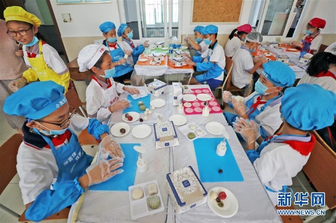 (在習(xí)近平新時(shí)代中國(guó)特色社會(huì)主義思想指引下——新時(shí)代新作為新篇章·總書(shū)記關(guān)心的百姓身邊事·圖文互動(dòng))(1)“媽媽第一次吃到我做的菜時(shí)高興得哭了”——中國(guó)孩子在勞動(dòng)教育中健康成長(zhǎng)