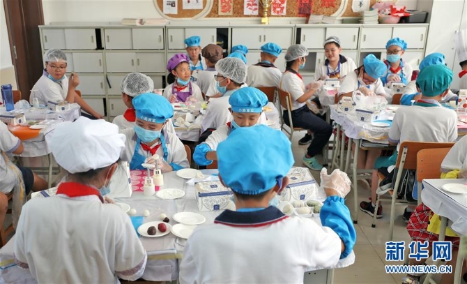 (在習(xí)近平新時(shí)代中國(guó)特色社會(huì)主義思想指引下——新時(shí)代新作為新篇章·總書(shū)記關(guān)心的百姓身邊事·圖文互動(dòng))(2)“媽媽第一次吃到我做的菜時(shí)高興得哭了”——中國(guó)孩子在勞動(dòng)教育中健康成長(zhǎng)