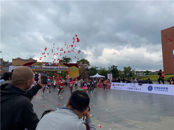 2019廣發(fā)銀行·昆明高原國際半程馬拉松賽正式開跑