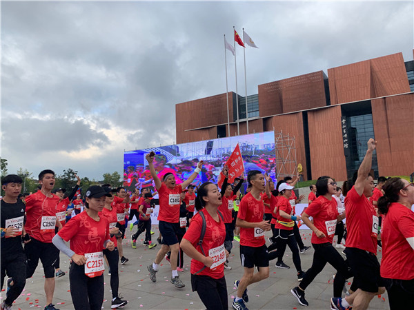 參賽選手從起點出發(fā)