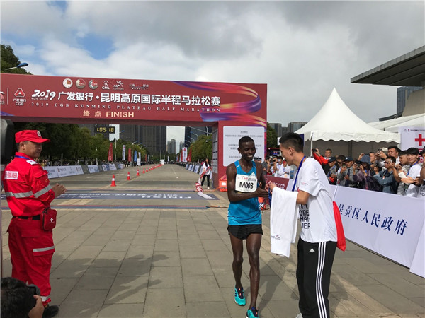 肯尼亞的JOSPHAT KIPROP KIPTIS以1小時5分15秒的獲得本次半程馬拉松賽第一名