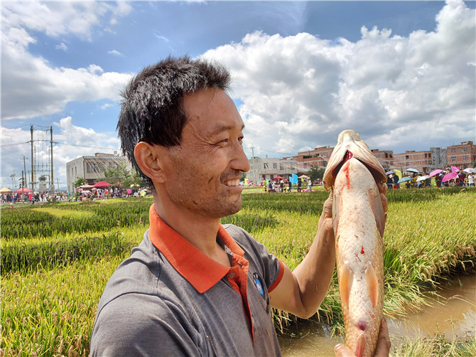 摸到魚王美滋滋。記者薛江濤攝