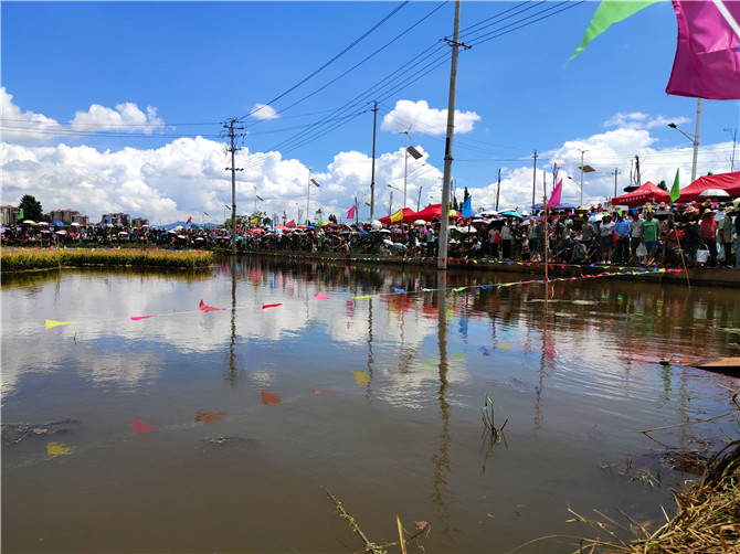 游客、群眾擠滿沙堤村。記者薛江濤攝