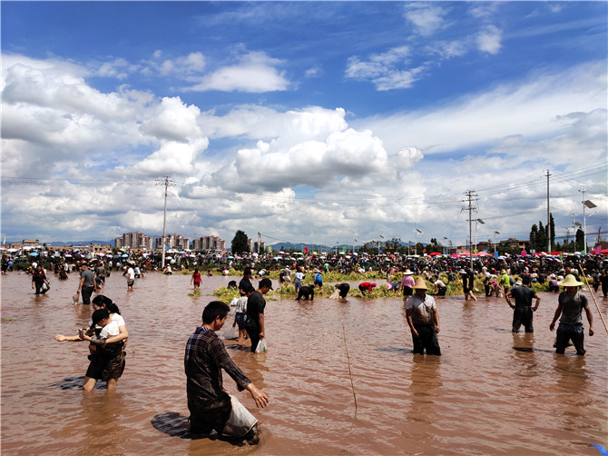 熱鬧的摸魚體驗(yàn)區(qū)。記者薛江濤攝