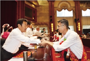 參會領(lǐng)導(dǎo)為獲得2019年優(yōu)秀教師和優(yōu)秀教育工作者及先進(jìn)學(xué)校、先進(jìn)單位代表頒獎。