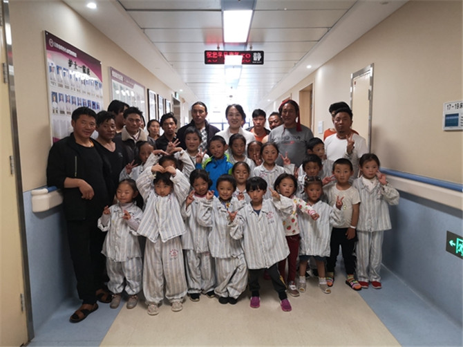 中華慈善總會新聞界志愿者慈善促進(jìn)工作委員會項(xiàng)目部主任高娜女士(圖中)與受助家庭家長和孩子 中華慈善總會新聞界志愿者慈善促進(jìn)工作委員會項(xiàng)目部主任高娜女士(圖中)與受助家庭家長和孩子