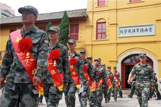 佩戴著光榮花的新兵