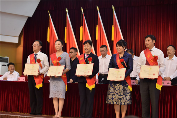 “西山名長”接受證書。昆明日報(bào)記者王俊星攝。