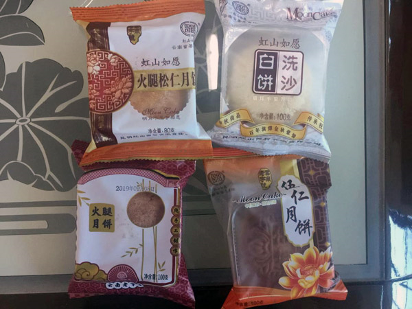 昆明虹山面粉有限責任公司生產(chǎn)的月餅。記者合宇聰攝