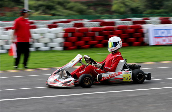 車手在賽道上狂飆