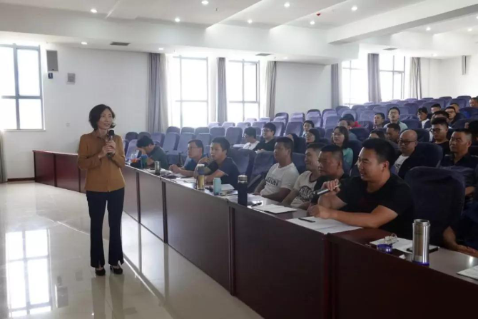 黨校教授和學(xué)員互動(dòng) 黨校教授和學(xué)員互動(dòng)