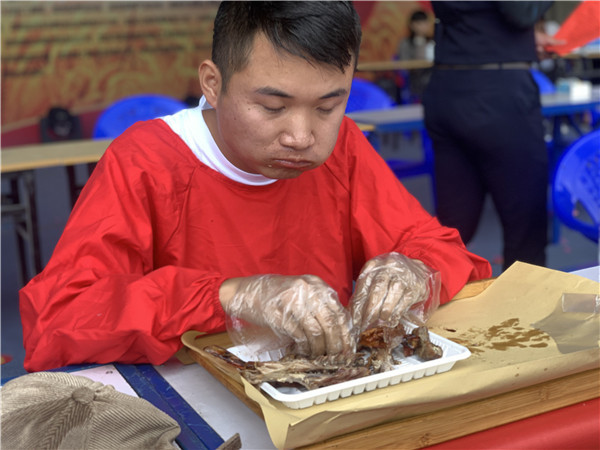 吃烤鴨大賽，選手正在賣力吃烤鴨。
