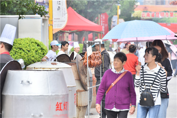 路邊烤爐，烤鴨制作中。昆明日報記者王俊星攝