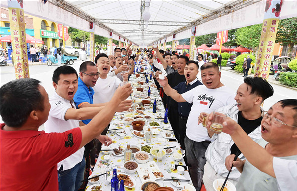 游客熱鬧品嘗烤鴨長街宴。昆明日報記者王俊星攝