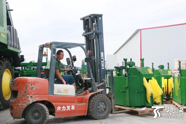 技術員正在檢查調(diào)試農(nóng)機。