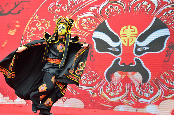 川劇變臉表演。