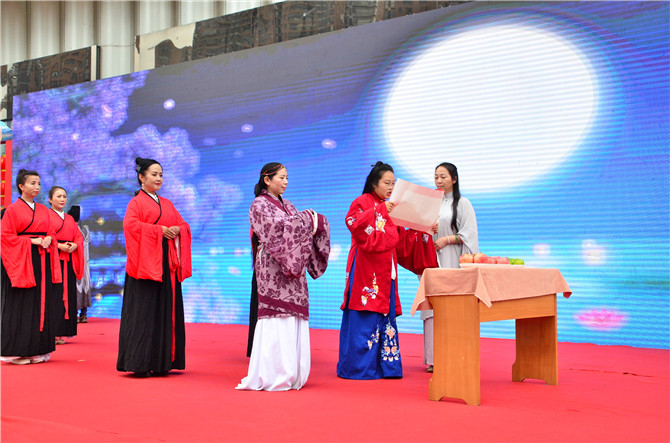 漢禮拜月表演。