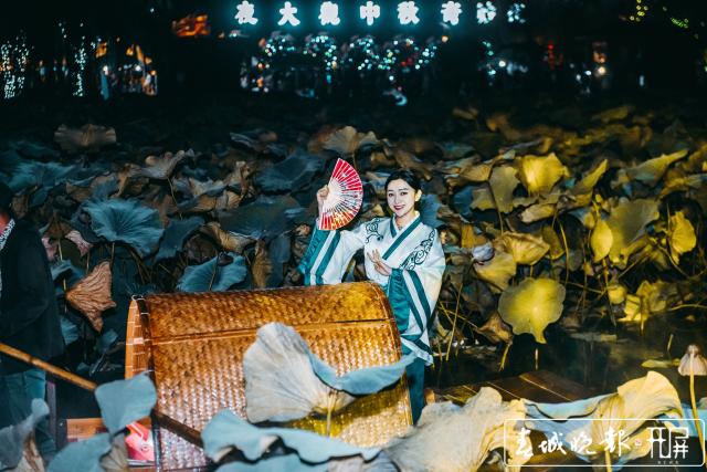 大觀公園中秋變網(wǎng)紅 2萬人共度奇妙夜 (9).jpg