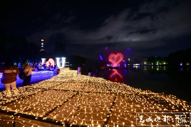 大觀公園中秋變網(wǎng)紅 2萬人共度奇妙夜 (5).jpg