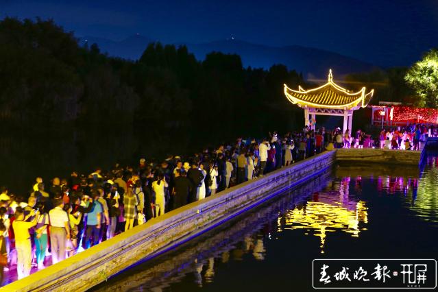 大觀公園中秋變網(wǎng)紅 2萬人共度奇妙夜 (4).jpg