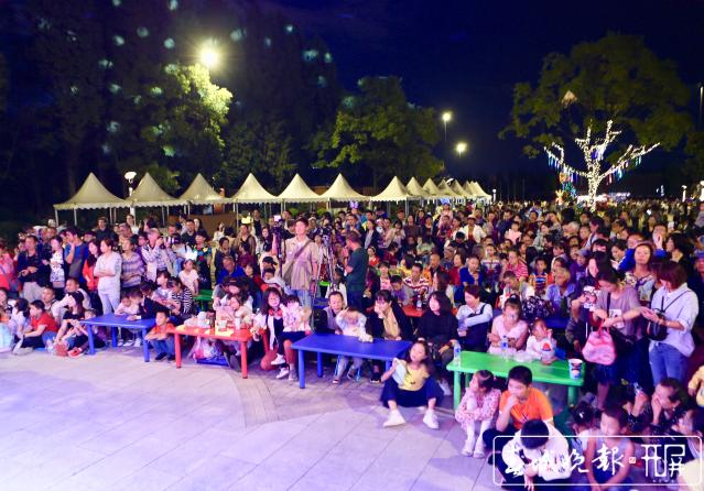 大觀公園中秋變網(wǎng)紅 2萬人共度奇妙夜 (2).jpg