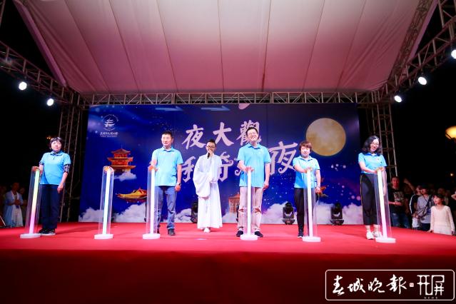 大觀公園中秋變網(wǎng)紅 2萬人共度奇妙夜.jpg