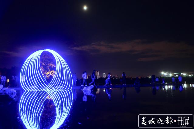 大觀公園中秋變網(wǎng)紅 2萬人共度奇妙夜 (3).jpg