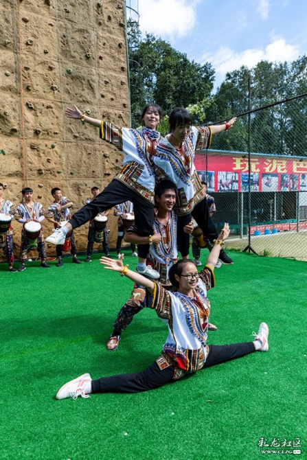 四人表演 網(wǎng)友湖畔陽光攝